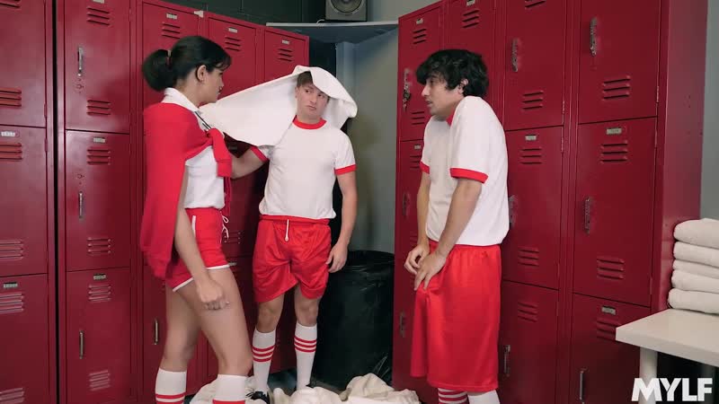 2 ragazzi scopano una donna nello spogliatoio mzhm sesso ragazza donna sport ragazzo in forma giocattolo gruppo orgu porno scopare culo vergine con tette (caldo e arrapato)